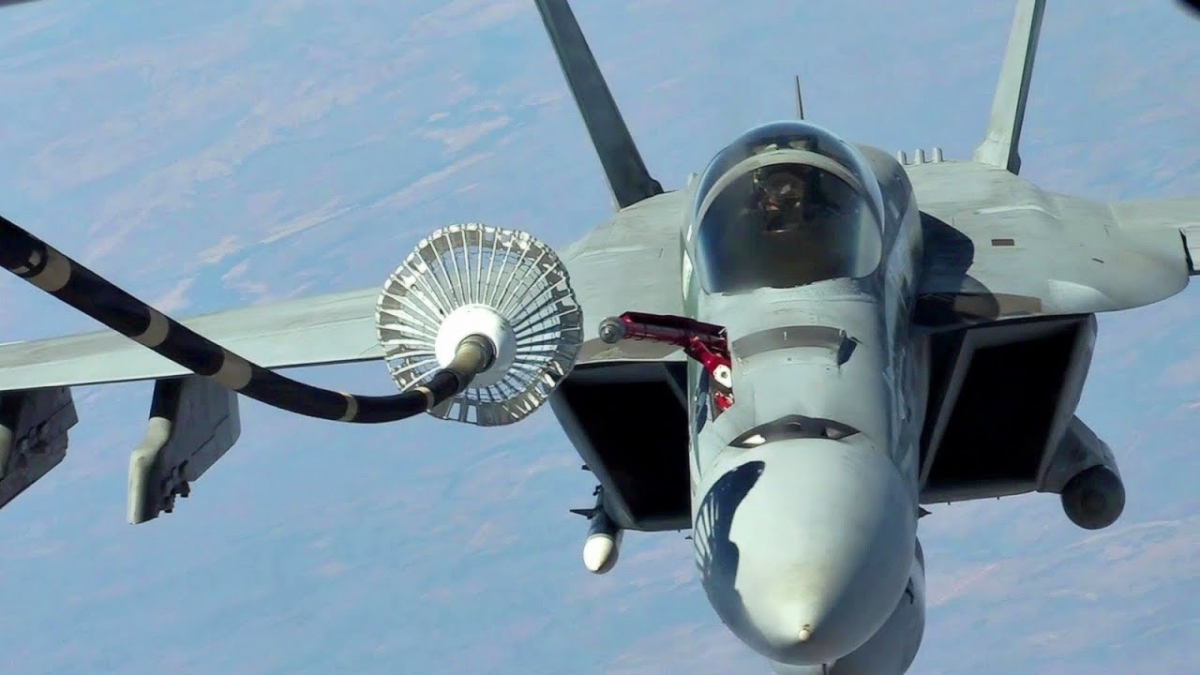 Cận cảnh quy trình tiếp nhiên liệu trên không cho tiêm kích F/A-18 Hornet
